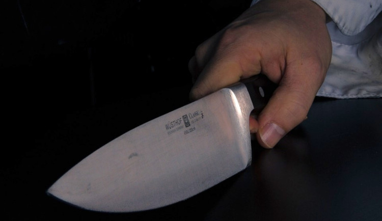 Neznámý útočník v noci na ulici pobodal mladého muže. Způsobil mu těžká zranění