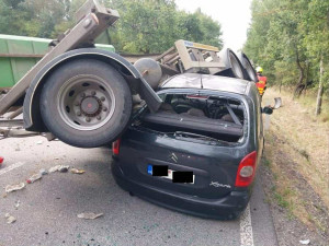 Řidiči nákladní soupravy se rozhoupal vlek. Ten se převrátil na projíždějící auto