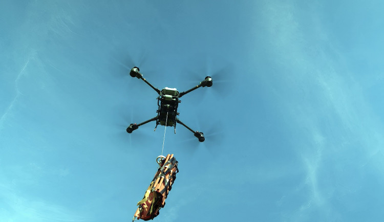 Drony dokážou hasičům dopravit do terénu techniku, vodu i nosítka