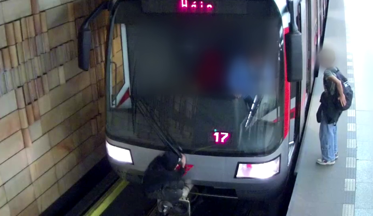 VIDEO: Nebezpečná zábava v metru. Mladík jel mezi vagony, pak utekl do tunelu