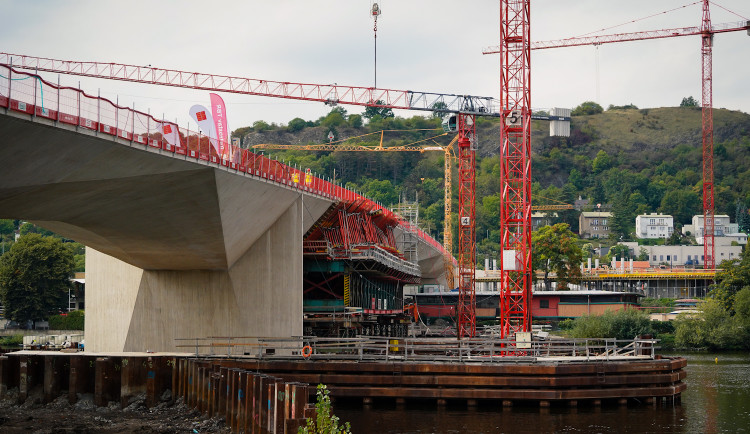 FOTO: První přechod přes Dvorecký most. Má speciální zábradlí i tajemné runy