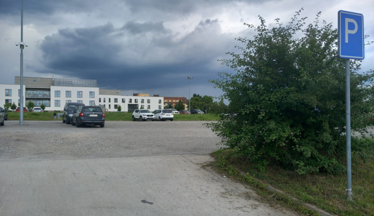Třebíč bude od některých stavebníků požadovat příspěvek na parkoviště stavěná městem