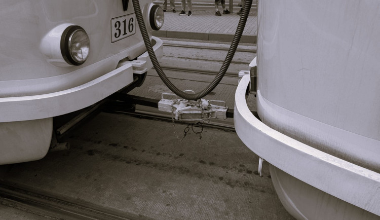 Tramvaj usmýkala muže k smrti, přelézal spřáhlo. Policie případ odložila