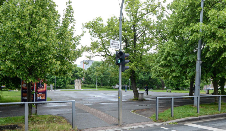 Lidé si přejí oživit skomírající náměstí Míru. Teď slouží jen k průchodu a k čekání na MHD