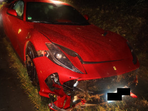 Rudé Ferrari 812 na mokré dálnici po smyku havarovalo. Škoda je pět milionů