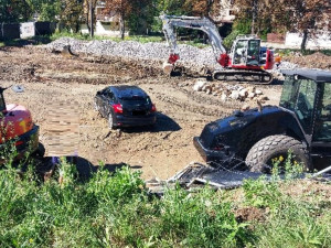 Řidič náklaďáku se srazil s řidičkou v autě. Žena skončila v rukou lékařů