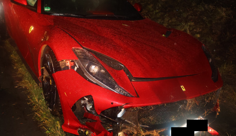 Rudé Ferrari 812 na mokré dálnici po smyku havarovalo. Škoda je pět milionů. Foto: Se svolením Policie ČR