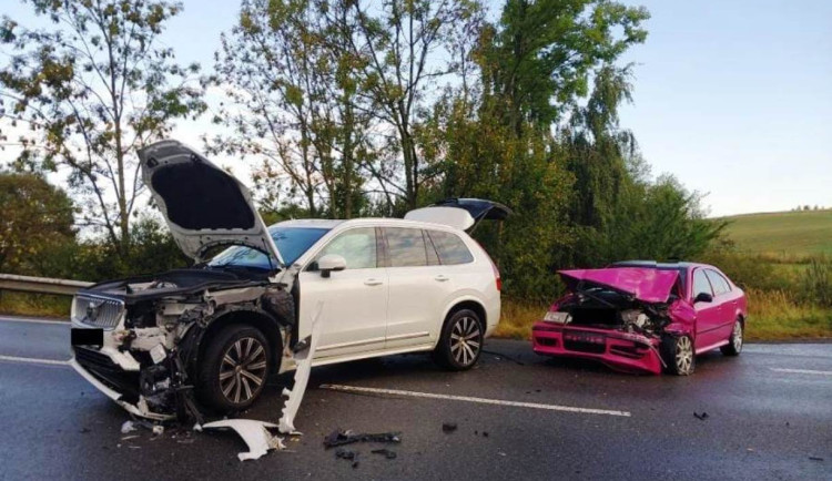 Ranní bouračka na Hosáku. Tři auta se srazila, na místě jsou zranění