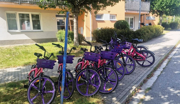 Sdílená kola i v Hruškových Dvorech, lidé to vítají. Koloběžky ve městě zatím nebudou