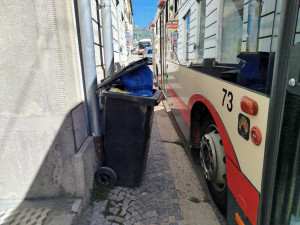 Nejužší chodník v Jihlavě aneb zrcátka trolejbusů těsně u hlavy. Město radí přejít na druhou stranu
