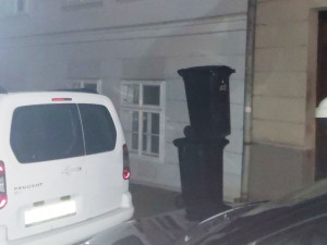 Muž v Jihlavě přes popelnice vlezl do cizího bytu. Jen procházím, řekl majiteli