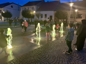 VIDEO: V Třešti mají novou atrakci. Barevné fontány lidé chválí i kritizují