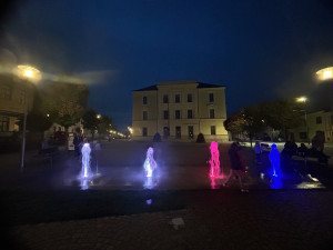 VIDEO: V Třešti mají novou atrakci. Barevné fontány lidé chválí i kritizují