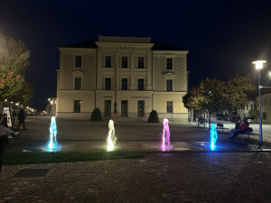 VIDEO: V Třešti mají novou atrakci. Barevné fontány lidé chválí i kritizují