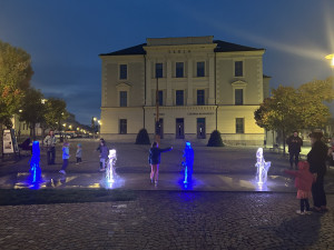 VIDEO: V Třešti mají novou atrakci. Barevné fontány lidé chválí i kritizují