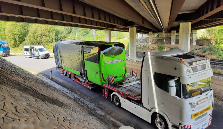 Řidič kamionu jel 48 hodin bez odpočinku. Policie řeší další přestupky za volantem