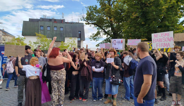 VIDEO: Stát není firma, Babiše už ne. Šéfa hnutí ANO v Jihlavě čekali mladí odpůrci