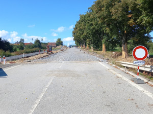 FOTO: Dělníci pracují na obchvatu Rytířska. Za měsíc a půl tam mají jezdit auta