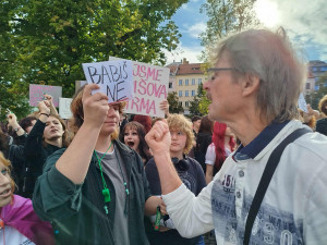 VIDEO: Stát není firma, Babiše už ne. Šéfa hnutí ANO v Jihlavě čekali mladí odpůrci