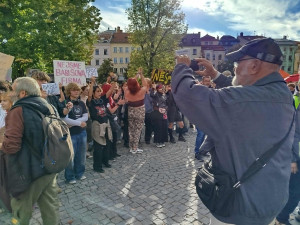 VIDEO: Stát není firma, Babiše už ne. Šéfa hnutí ANO v Jihlavě čekali mladí odpůrci