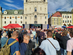 VIDEO: Stát není firma, Babiše už ne. Šéfa hnutí ANO v Jihlavě čekali mladí odpůrci