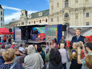 VIDEO: Stát není firma, Babiše už ne. Šéfa hnutí ANO v Jihlavě čekali mladí odpůrci
