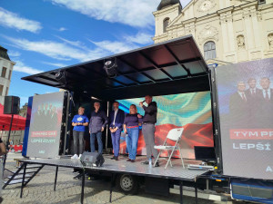 VIDEO: Stát není firma, Babiše už ne. Šéfa hnutí ANO v Jihlavě čekali mladí odpůrci