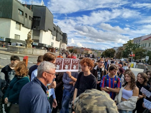 VIDEO: Stát není firma, Babiše už ne. Šéfa hnutí ANO v Jihlavě čekali mladí odpůrci