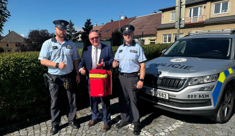 Policisté ze Solnice mají nové vybavení. Speciální zdravotnický batoh