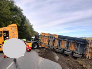 Na Pelhřimovsku boural náklaďák s návěsem. Řidiči musí jet po objížďce