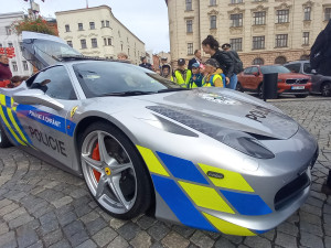 FOTO: Policejní ferrari poutalo pozornost. Řídit ho smí jen tři lidi v republice