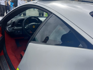 FOTO: Policejní ferrari poutalo pozornost. Řídit ho smí jen tři lidi v republice