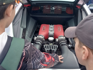 FOTO: Policejní ferrari poutalo pozornost. Řídit ho smí jen tři lidi v republice