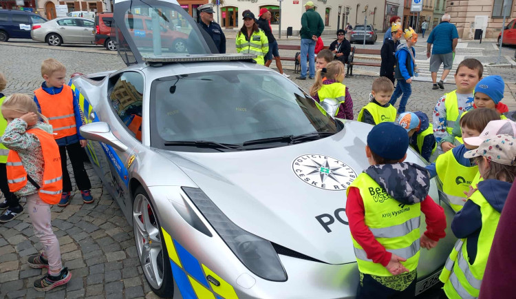 Policie se v Jihlavě ukázala malým i velkým. Velký zájem vzbudilo Ferrari