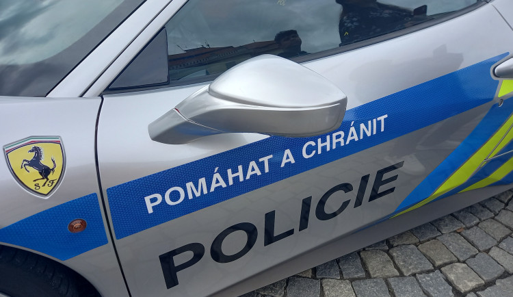 FOTO: Policejní ferrari poutalo pozornost. Řídit ho smí jen tři lidi v republice