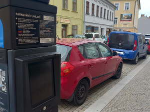 Parkování v Jihlavě XVII: Autem do Horáckého divadla? To není žádný problém