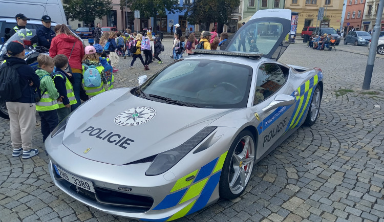 FOTO: Policejní ferrari poutá pozornost, za jeho focení dostávají řidiči pokuty