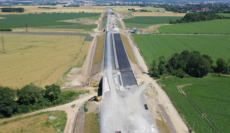 Záplavy pod novým mostem. Na dokončované D1 u Přerova řádí záškodník