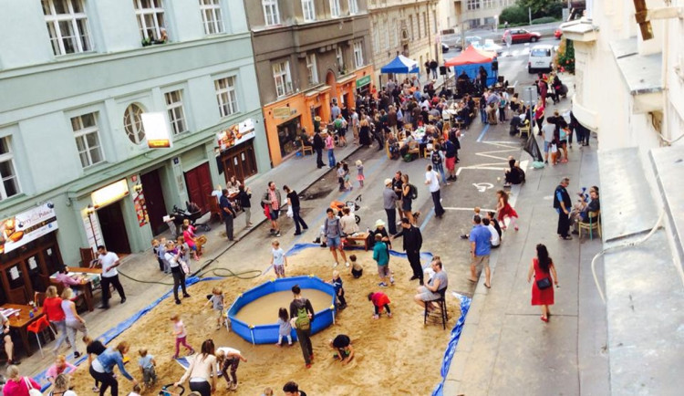 Zažít město jinak promění Šmeralovu ulici, lidé si tam užijí piknik