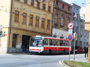 Retro MHD v Jihlavě. Cestující sveze trolejbus z roku 1971 i kloubový autobus