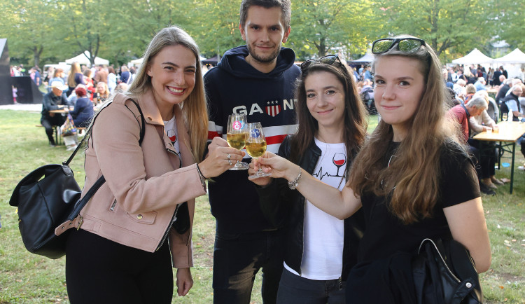 Habrmannovo náměstí ožívá slavnostmi vína. Kromě vín a sektů láká také na burčák