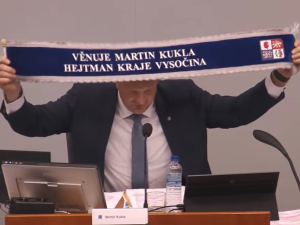 Hejtman Kukla ukázal stuhu pro hasiče. To není žádná novinka, reagoval Běhounek