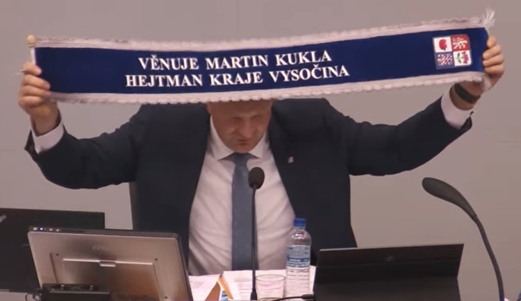 Hejtman Kukla ukázal stuhu pro hasiče. To není žádná novinka, reagoval Běhounek. Foto: Se svolením Kraje Vysočina (video)