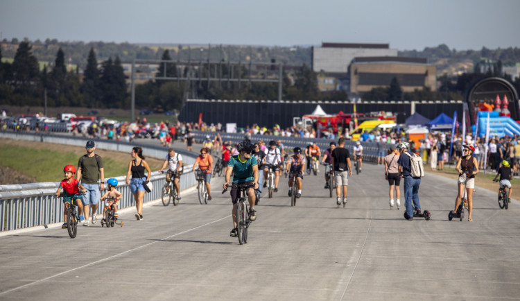 VIDEO, FOTO: Ochutnávka vytoužené D1. Nová dálnice u Přerova přilákala tisíce lidí