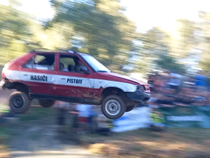 VIDEO: Na Pístovských mokřadech vystřelovali lidi do bažiny, pak skákala i auta