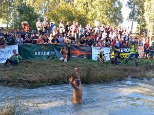VIDEO: Na Pístovských mokřadech vystřelovali lidi do bažiny, pak skákala i auta