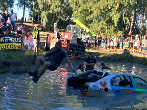 VIDEO: Na Pístovských mokřadech vystřelovali lidi do bažiny, pak skákala i auta