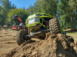 VIDEO: Na Pístovských mokřadech vystřelovali lidi do bažiny, pak skákala i auta
