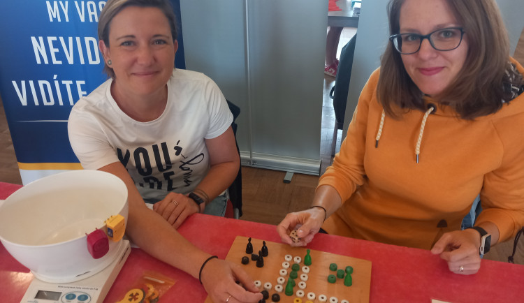 Lucie Špinarová (vlevo) a Hana Cabajová z TyfloCentra Jihlava.