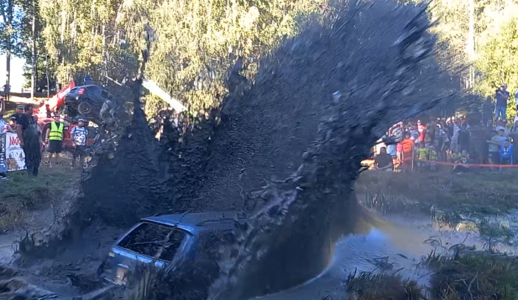 VIDEO: Na Pístovských mokřadech vystřelovali lidi do bažiny, pak skákala i autaVík